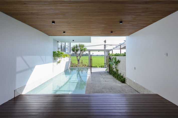 Công trình sử dụng chủ yếu vật liệu địa phương và vật liệu thô như trần bê tông trần, đá rửa, đá mài… nhằm giảm thiểu tác động môi trường trong quá trình thi công và vận hành. Ảnh: Sukha Studio.