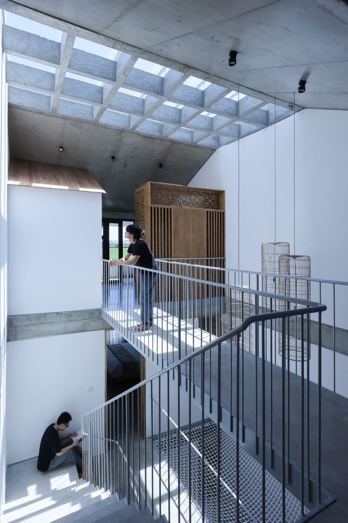 Tại giếng trời, kiến trúc sư bố trí một hệ lưới vừa đảm bảo an toàn vừa là khu vui chơi, đọc sách của các bạn nhỏ. Ảnh: Sukha Studio.