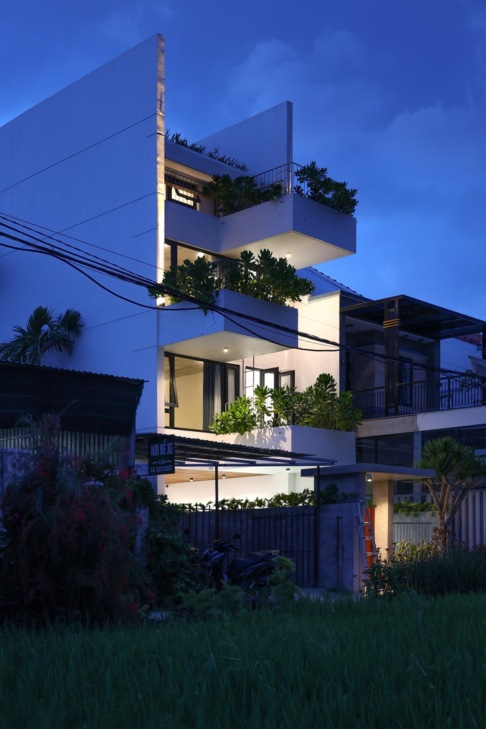 Trong điều kiện khí hậu miền Trung đặc trưng bởi nắng gắt, mưa lớn, gió mạnh và bão thường xuyên, nhóm thiết kế từ Chong Chóng Architecture đưa ra những giải pháp tổ chức không gian nhằm thích ứng hiệu quả. Ảnh: Sukha Studio.