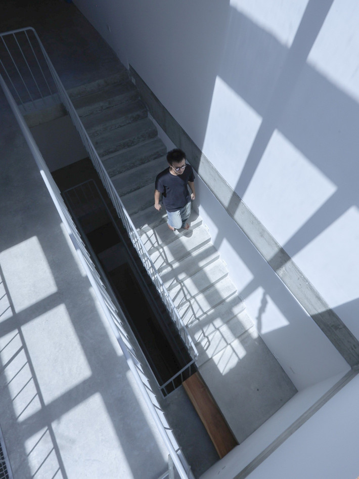 Việc tận dụng ánh sáng tự nhiên, đối lưu gió ngang và mảng xanh phủ rộng cũng giúp hạn chế tiêu thụ năng lượng – hướng đến tính bền vững trong thiết kế nhà ở hiện đại. Ảnh: Sukha Studio.