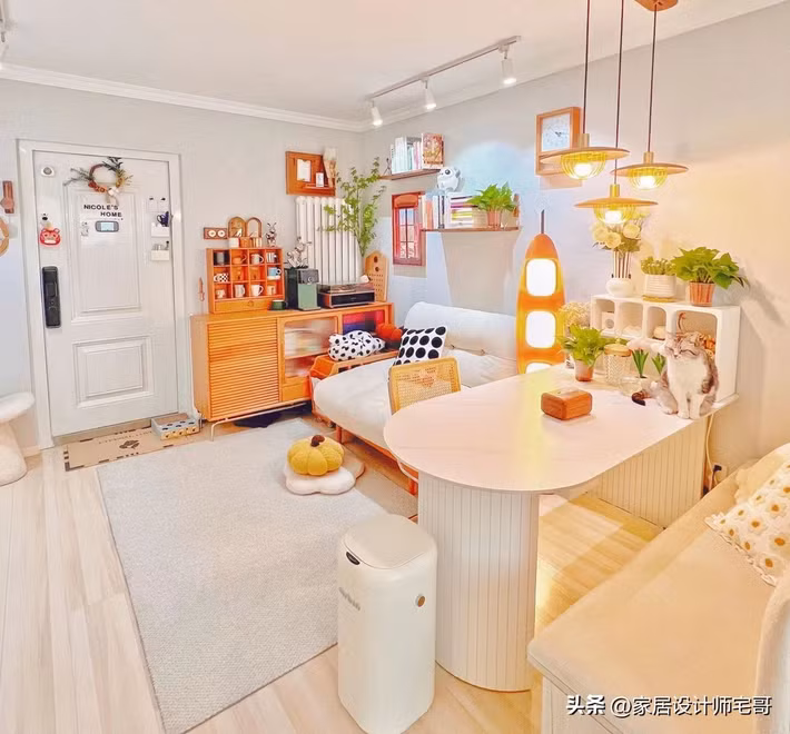 Phòng khách thiết kế đơn giản với sofa trắng và thảm xám nhạt. Ảnh: Tóutiáo