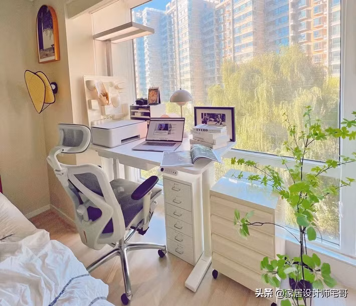 Bàn làm việc nhỏ trong phòng ngủ đặt cạnh cửa sổ giúp tận dụng ánh sáng tự nhiên. Ảnh: Tóutiáo