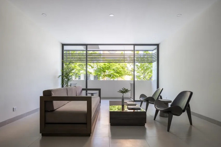 Vách kính với các khe lấy gió được tính toán kỹ lưỡng, giúp đối lưu không khí liên tục, giữ cho ngôi nhà luôn thông thoáng. Ảnh: Oki Hiroyuki