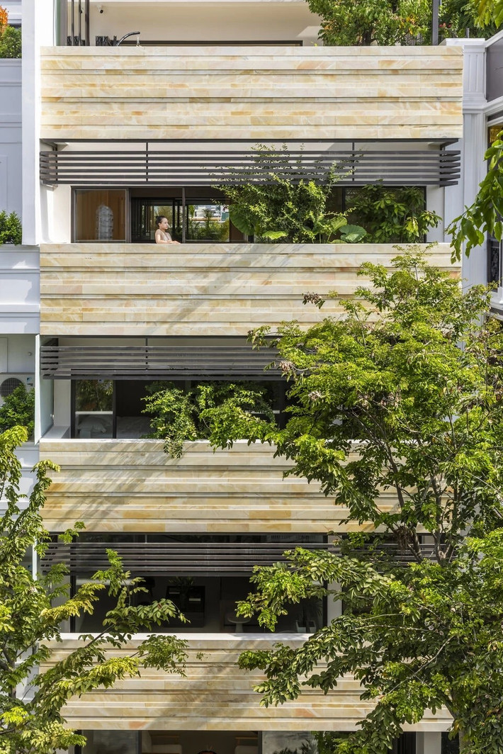 Mặt tiền công trình ấn tượng bởi những mảng đá tự nhiên được chia nhỏ, xếp lớp tinh tế, tạo hiệu ứng vừa sang trọng vừa gần gũi. Ảnh: Oki Hiroyuki