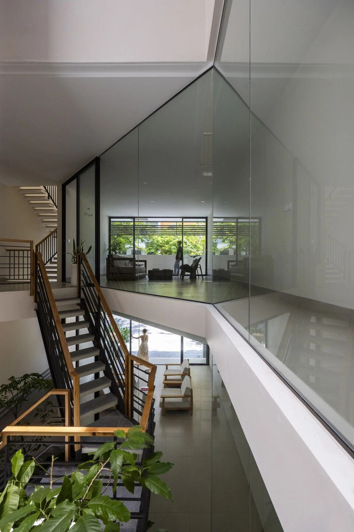 Cây xanh được bố trí xuyên suốt từ ngoài vào trong, từ tầng trệt lên đến sân thượng, tạo hệ sinh thái vi khí hậu riêng, giúp ngôi nhà phố hiện đại luôn thoáng mát và gần gũi thiên nhiên. Ảnh: Oki Hiroyuki