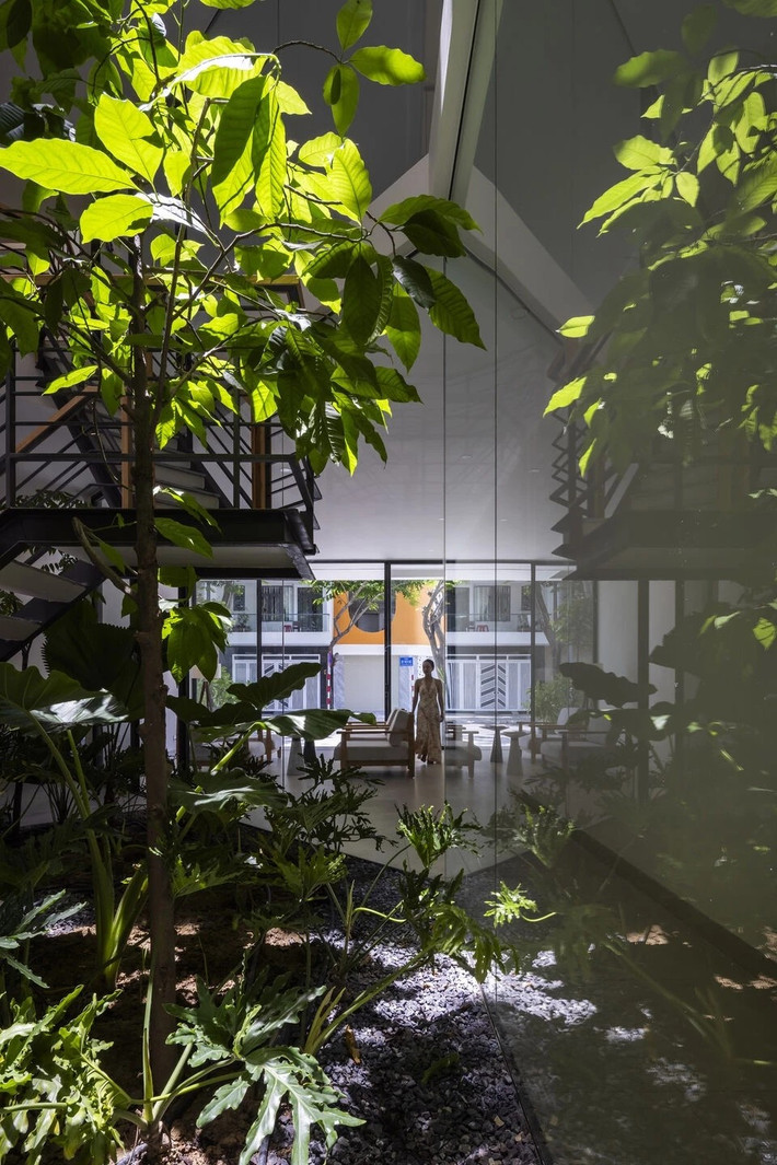 Tầng 3 gồm hai căn hộ biệt lập kèm khu vực sinh hoạt chung, trong khi không gian nghỉ ngơi chính được bố trí ở các tầng trên, đảm bảo sự riêng tư, thoải mái và tiện nghi tối đa. Ảnh: Oki Hiroyuki