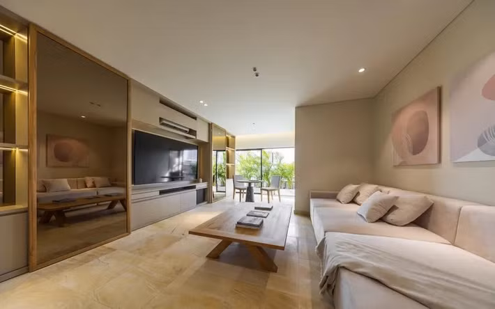 Từ phòng khách nhìn ra giếng trời. Ảnh: Oki Hiroyuki