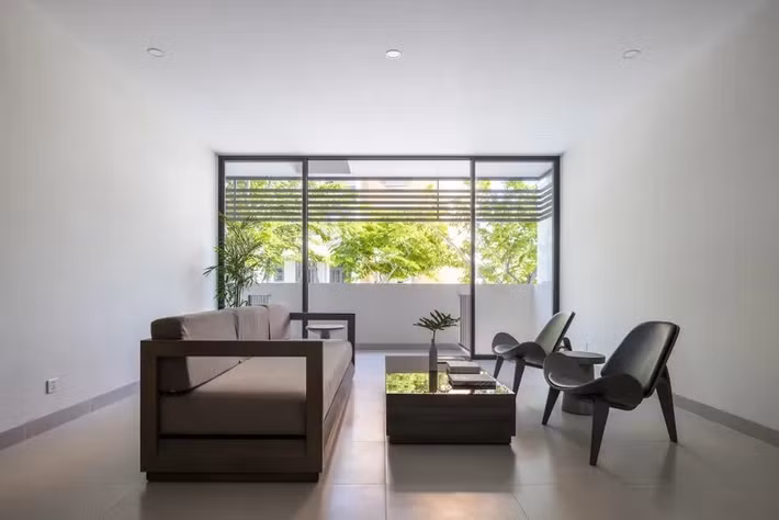 Vách kính với các khe lấy gió được tính toán kỹ lưỡng, giúp đối lưu không khí liên tục, giữ cho ngôi nhà luôn thông thoáng. Ảnh: Oki Hiroyuki