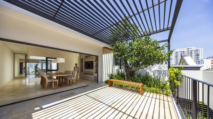 Khu vườn nhỏ trên sân thượng mở ra góc thư giãn xanh mát. Ảnh: Oki Hiroyuki &gt;&gt;&gt; Mời độc giả xem video: Hà Nội kiểm tra hơn 1.000 căn biệt thự cũ. Nguồn: VTV24