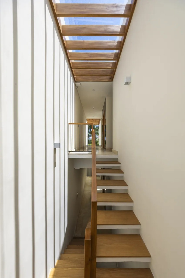 Mái kính kết hợp khoảng thông gió và lam gỗ đặt trên các lối thang giúp thoát khí nóng và đưa ánh sáng tự nhiên vào sâu bên trong không gian sống. Ảnh: Oki Hiroyuki