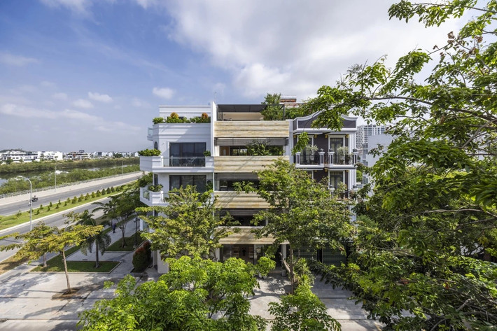 Trong bối cảnh đô thị hóa nhanh chóng tại các thành phố ở Việt Nam, VCN Nha Trang House là một ví dụ điển hình cho sự kết hợp hài hòa giữa kiến trúc hiện đại và thiên nhiên tại tỉnh Khánh Hòa. Ảnh: Oki Hiroyuki
