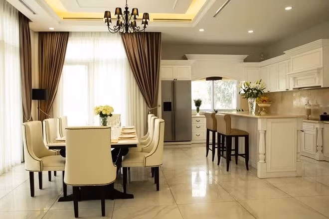Tầng 1 là không gian phòng khách và bàn ăn thông nhau, khá thoáng đãng. Ảnh: FBNV