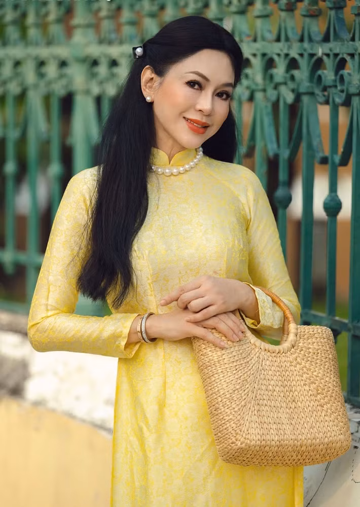 Thậm chí, nhiều người đẹp kém tuổi cũng phải "e dè" khi đứng cạnh nữ CEO. Ảnh: Bazaarvietnam