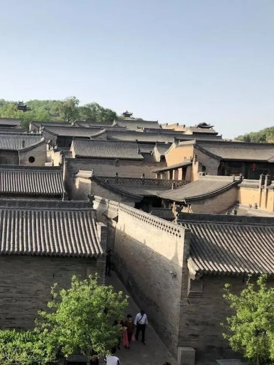 Khu phức hợp bên phải có 35 sân lớn nhỏ với hơn 300 gian phòng. Ảnh: Trip