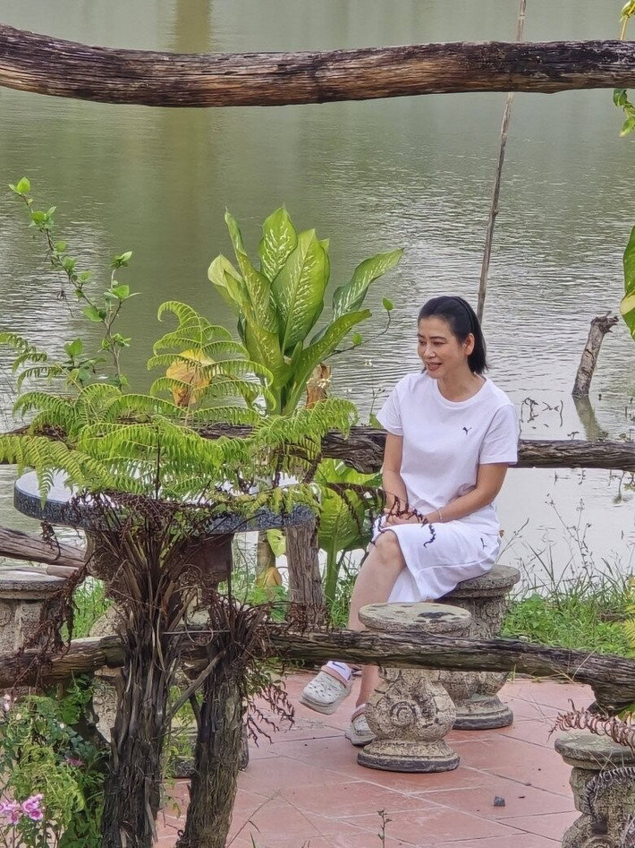 Ngay sát mép nước là nhà chòi để nghỉ ngơi, tạo khung cảnh yên bình. Ảnh: FBNV