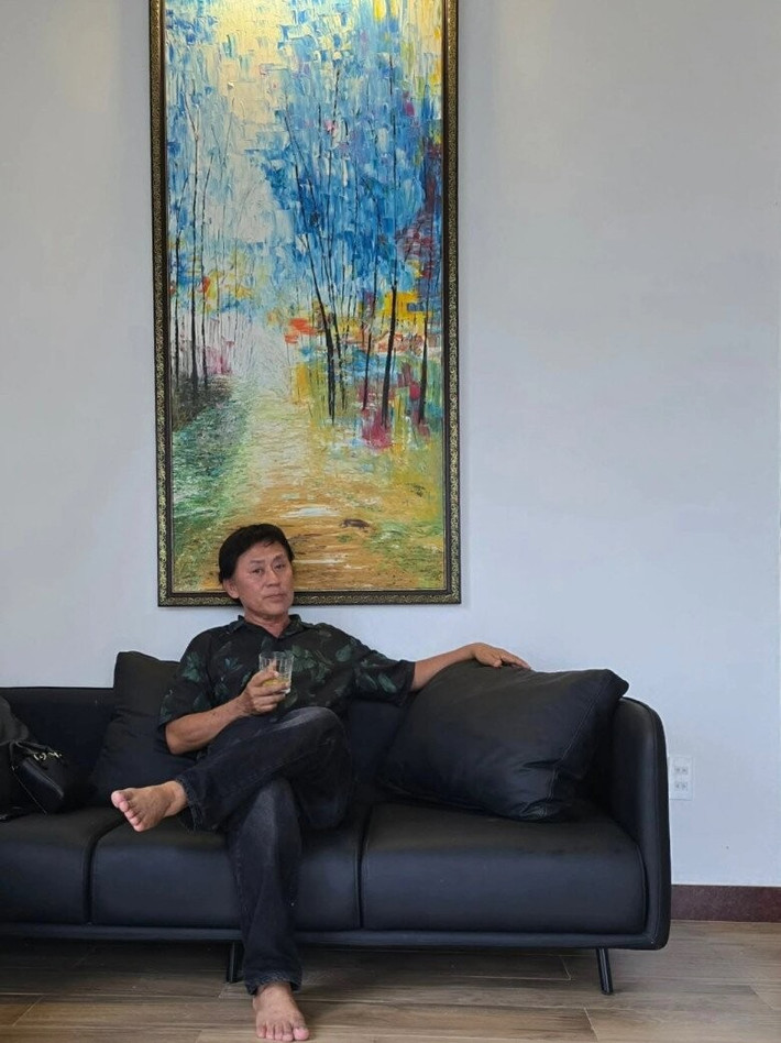 Nội thất bên trong tối giản, nhường chỗ cho mảng xanh và ánh sáng tự nhiên tràn vào từng góc nhỏ. Ảnh: FBNV