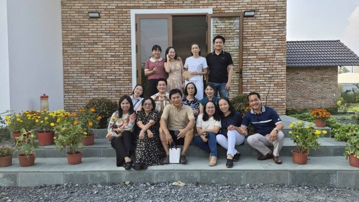 Sau nhiều năm làm nghề và giảng dạy, NSND Tạ Minh Tâm sở hữu nhà phố tại TP HCM cùng một khu nhà vườn rộng 3.000m2 ở vùng ngoại ô từ 10 năm trước. Ảnh: FBNV