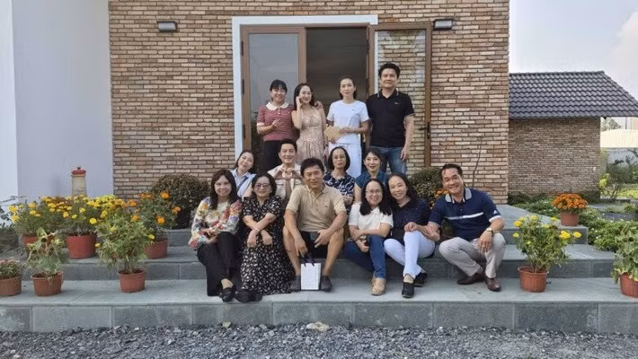 Sau nhiều năm làm nghề và giảng dạy, NSND Tạ Minh Tâm sở hữu nhà phố tại TP HCM cùng một khu nhà vườn rộng 3.000m2 ở vùng ngoại ô từ 10 năm trước. Ảnh: FBNV