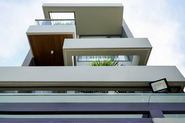 Mặt tiền không đơn điệu mà là sự kết hợp tinh tế giữa các mảng đặc và rỗng, tạo diện mạo hiện đại và khác biệt. Ảnh: 3A Design