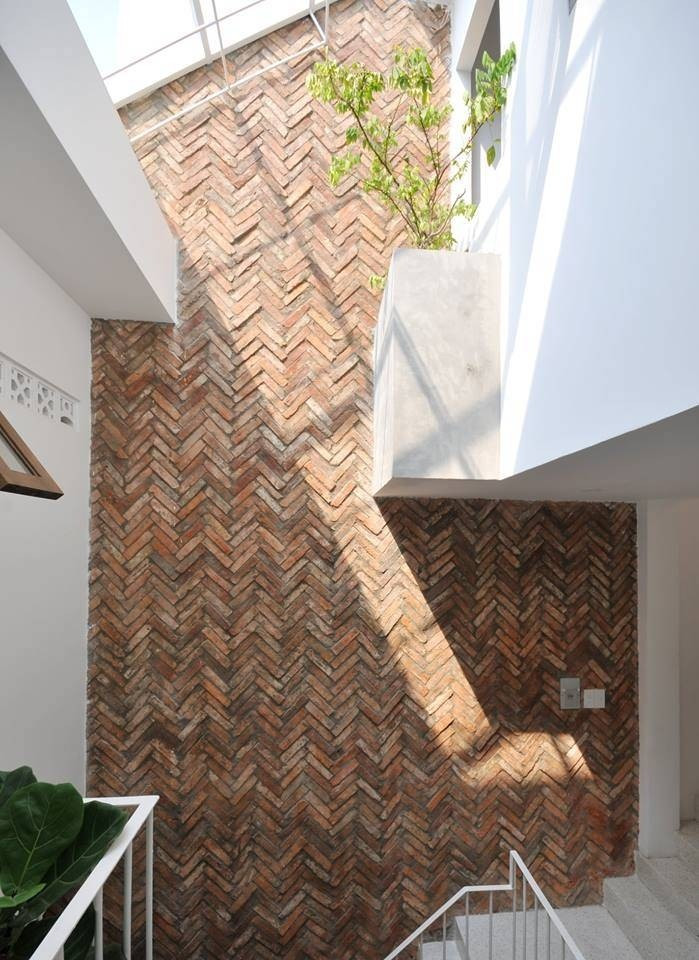 Lớp gạch cũ được tận dụng để lát sân nhà tạo cảm giác mới lạ nhưng vẫn thân thuộc. Ảnh: Quang Trần &gt;&gt;&gt; Mời độc giả xem video: Nhà 25m2 - cơ hội cho nhiều người. Nguồn: VTV24