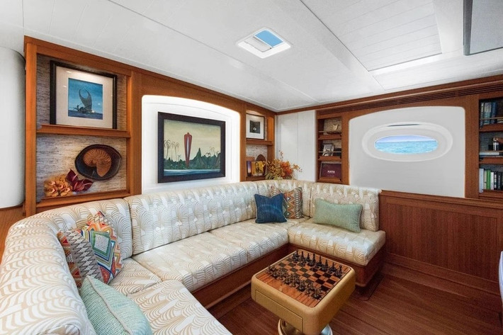 Một du thuyền nổi bật với sofa dài dọc tường bọc vải Hermès sang trọng. Ảnh: Angie Sylvie.
