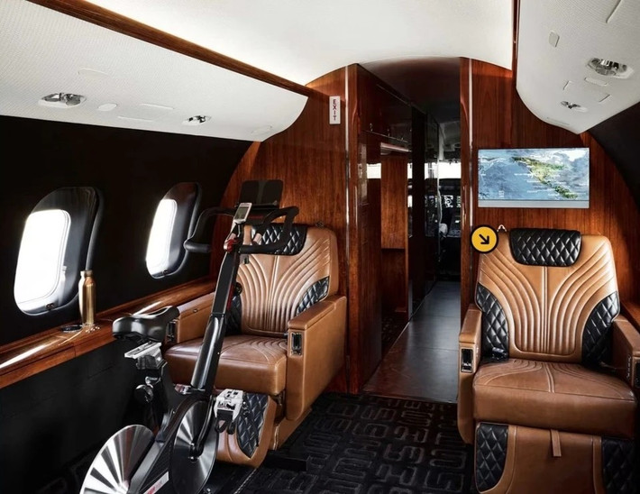 Thậm chí, trên máy bay còn cố định xe đạp tập thể thao có thể cất gọn. Ảnh: Aurora Saboir, Ken Fulk.