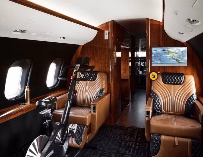 Thậm chí, trên máy bay còn cố định xe đạp tập thể thao có thể cất gọn. Ảnh: Aurora Saboir, Ken Fulk.