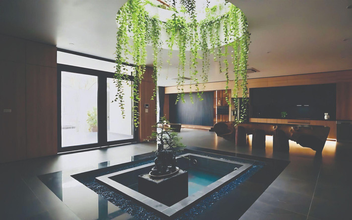 Tầng trệt bố trí xoay quanh hồ cá trung tâm, yếu tố điều hòa vi khí hậu của ngôi nhà. Ảnh: NguyenhieuARC