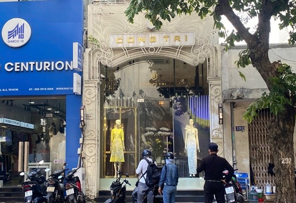 Các showroom thời trang của nam nhà thiết kế Công Trí đều tầm cỡ, nằm đắc địa trên "đất vàng" ở TP HCM. Ảnh: Tiền phong