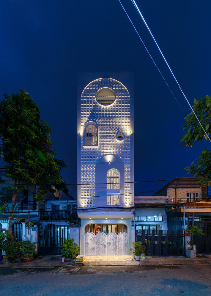 Lớp gạch bông gió giúp che bớt nắng hướng Tây cho các phòng ngủ phía trước đồng thời đảm bảo sự riêng tư, nhưng không làm mất đi sự thông thoáng. Ảnh: LonTon Studio