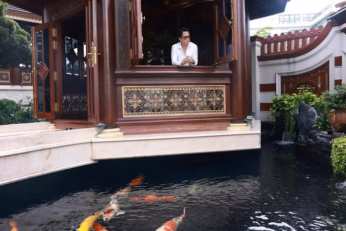 Trong khuôn viên biệt thự có hồ cá Koi. Ảnh: FBNV