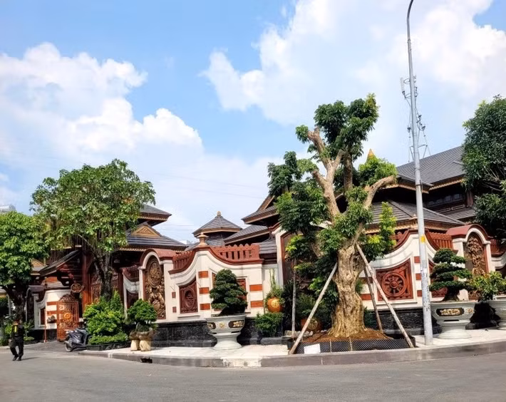 Ngày 13/11, lực lượng chức năng đã tới nơi ở của bà Phan Thị Mai, chủ sở hữu hệ thống thẩm mỹ Mailisa, tại lô K, khu dân cư Phú Nhuận (hay còn gọi là khu dân cư Thới An, đường Lê Thị Riêng, phường Thới An (quận 12 cũ), TP HCM để kiểm tra. Ảnh: Công an Nhân dân