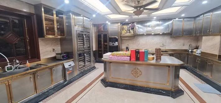 Khu bếp ấm cúng với tông vàng, nâu chủ đạo. Ảnh: FBNV