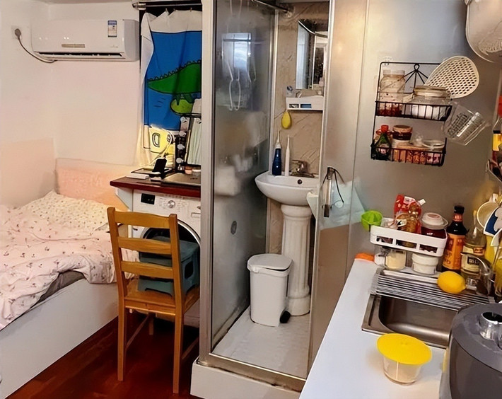 Để thuận tiện hơn, nhà vệ sinh được nâng sàn và lắp kính mờ, tạo cảm giác thoáng đãng nhưng vẫn đảm bảo sự riêng tư. Ảnh: Toutiao