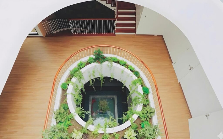 Trung tâm tầng là khu vui chơi trẻ em kết hợp giếng trời, giúp lấy sáng và thông gió tự nhiên cho toàn bộ không gian. Ảnh: NguyenhieuARC