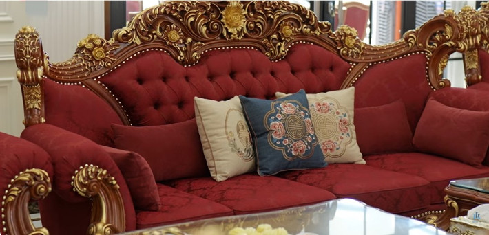Sofa được bọc thêm vải nhập khẩu từ Ý và mạ vàng sang trọng. Ảnh: Chụp màn hình