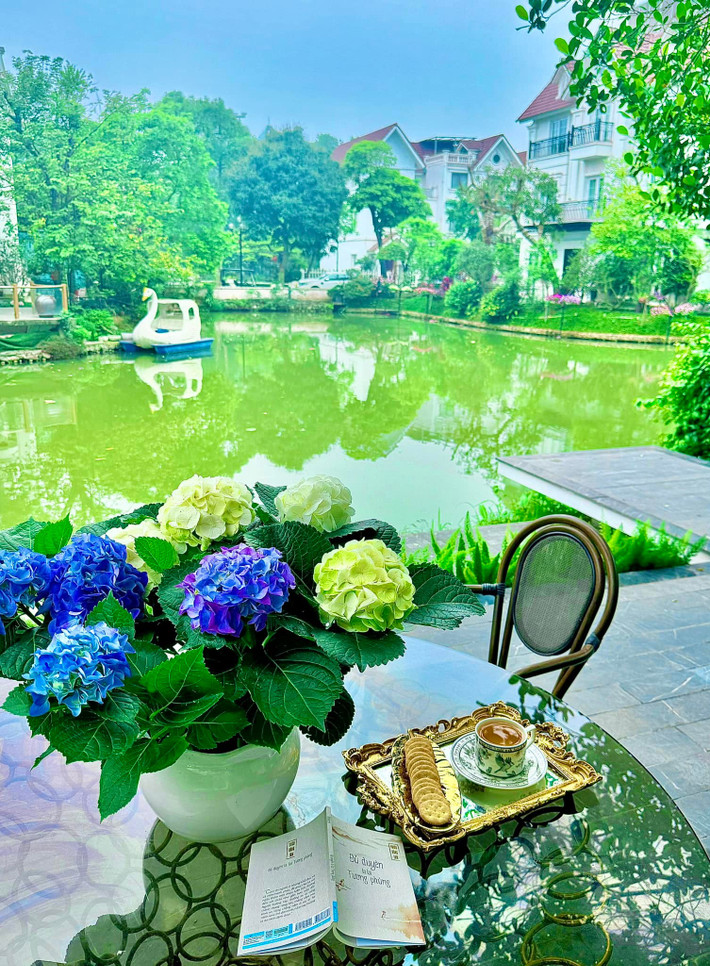 Gia đình Lã Thanh Huyền hiện sống trong căn biệt thự ven sông tại Hà Nội. Ảnh: FBNV