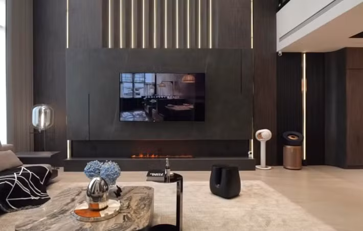 Bên trong căn nhà thiết kế đẹp mắt, các không gian liên kết với nhau chặt chẽ. Ảnh chụp màn hình NhaF
