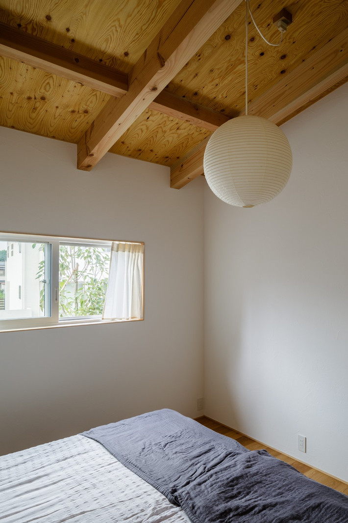 Phòng ngủ được thiết kế tách rời và kín đáo nhằm đảm bảo sự yên tĩnh. Ảnh: Ippei Shinzawa