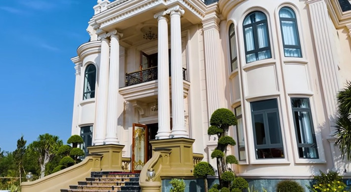 Cửa ra vào có 4 cột trụ tròn cao, phần đầu cột được xử lý tinh tế, mang đến cảm giác sang trọng. Ảnh: Chụp màn hình