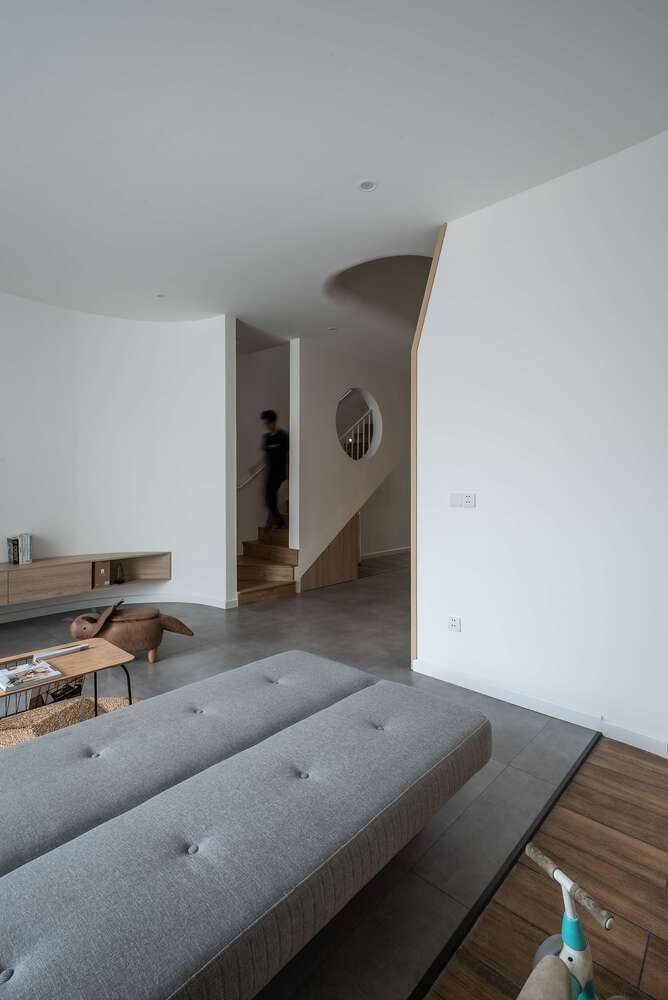 Nhà gồm 1 trệt và 2 lầu, trong đó tầng 1 và tầng 2 thuộc về chủ căn hộ số 1, tầng 3 là căn hộ độc lập thứ 2. Ảnh: DinhR