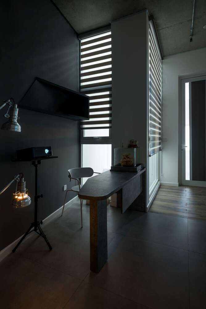 Gió luồn vào mọi ngóc ngách và nhanh chóng thoát ra ngoài từ giếng trời, tạo ra sự đối lưu không khí liên tục giúp ngôi nhà luôn mát mẻ. Ảnh: DinhR