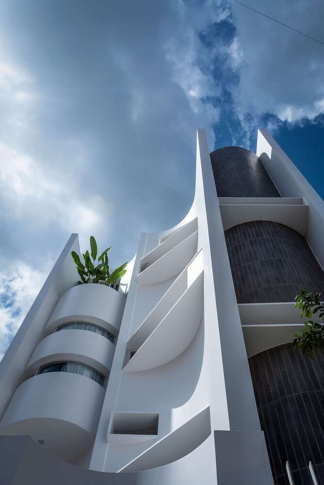 Ngay từ mặt tiền, các đường cong được sắp xếp theo một tỷ lệ nhất định để hình khối kiến trúc trở nên nổi bật nhất. Ảnh: DinhR