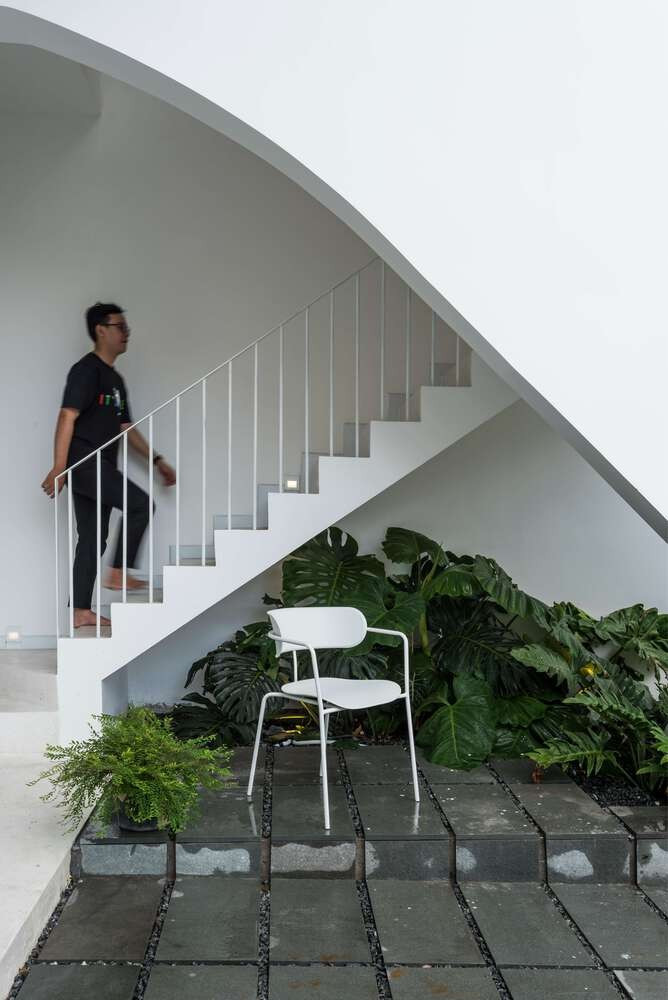 Giao thông trong nhà được chia thành 2 trục chính theo chiều thẳng đứng; cầu thang tầng 1 và tầng 2 bên trong nhà được sử dụng cho căn hộ số 1, cầu thang phía trước chạy qua 3 tầng và là lối vào chính cho căn hộ số 2. Ảnh: DinhR