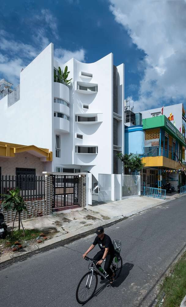 Mặt tiền độc đáo cũng là giải pháp hiệu quả để chặn tầm nhìn, hạn chế ánh sáng mặt trời trực tiếp từ bên trong ngôi nhà vào đền thờ và ngược lại. Ảnh: DinhR