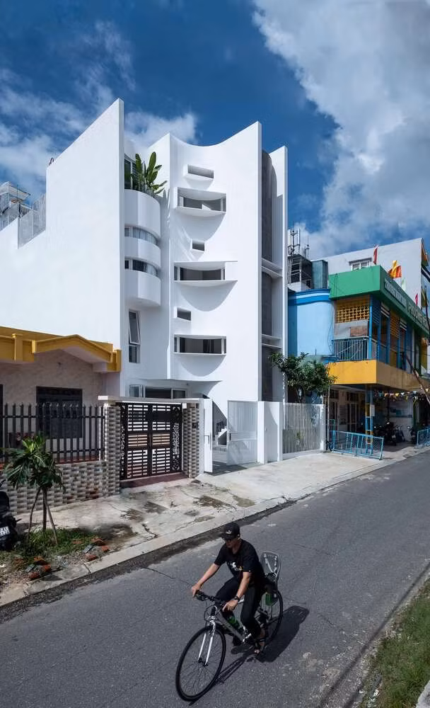 Mặt tiền độc đáo cũng là giải pháp hiệu quả để chặn tầm nhìn, hạn chế ánh sáng mặt trời trực tiếp từ bên trong ngôi nhà vào đền thờ và ngược lại. Ảnh: DinhR