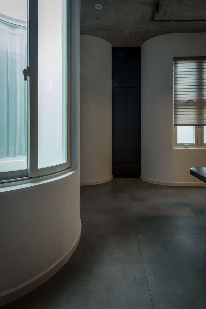 Công trình là sự kết hợp của những đường cong mềm mại từ mặt tiền đến bố cục bên trong. Kiến trúc cong tạo cảm giác chuyển động và dòng chảy bên trong. Ảnh: DinhR