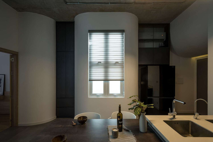 Việc bố trí cây xanh cũng được kiến trúc sư tính toán kỹ lưỡng để tối ưu hóa chất lượng không khí vào nhà, với những mảng xanh luôn được bố trí tại các lỗ thông gió. Ảnh: DinhR >>> Mời độc giả xem video: Nhà 25m2 - cơ hội cho nhiều người. Nguồn: VTV24