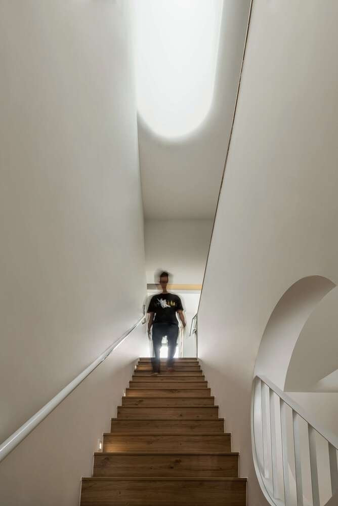 Bên trong ngôi nhà tiếp tục là những đường cong bắt mắt được chia thành nhiều mảnh một cách khéo léo, tạo nên những trường thị giác đa dạng trong các hoạt động. Ảnh: DinhR