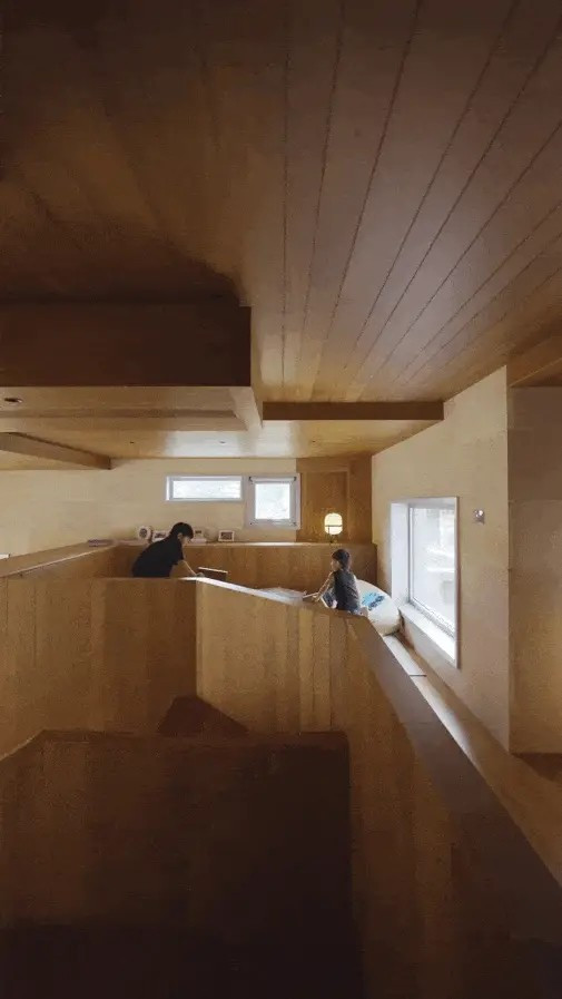 Không gian gác lửng phía trên được bố trí làm khu vui chơi cho trẻ em. Ảnh: Sohu